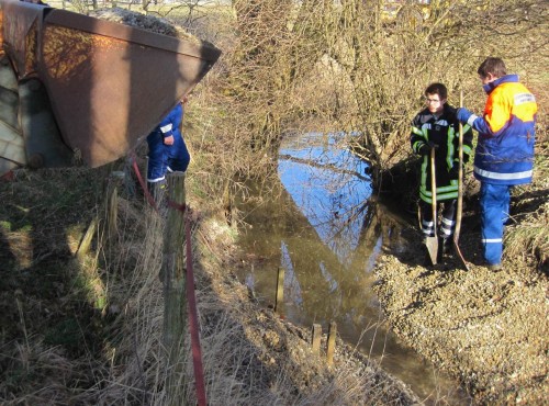 Frontlader-Kiesmengen können am kleinen Bach schnell zu Einstau führen - das ist nicht unser Ziel, basteln die erwünschte Rausche.