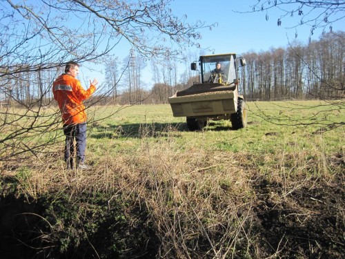 Der Kies wird nur punktuell eingebracht, das Fahrzeug in die richtige Position gelenkt.