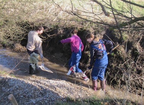 Und weiter wird Kies verteilt.