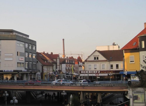 Zügig bin ich in der alten Hansestadt im Binnenland angekommen - geprägt unter anderem vom Conti-Schornstein.