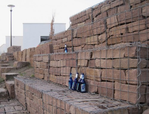 Modernes Ambiente - Gabionen-Treff, offenbar kulturell angenommen.