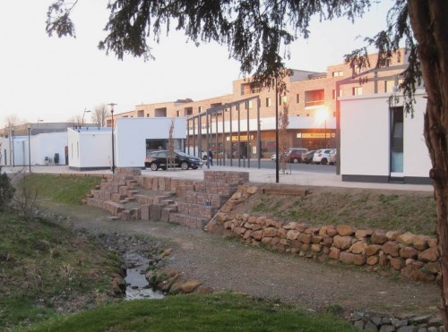 Blick zurück über die Kuhbach auf den Abendsonne angeschienenen Hansa-Platz. Seien wir auf seine Entwicklung gespannt.