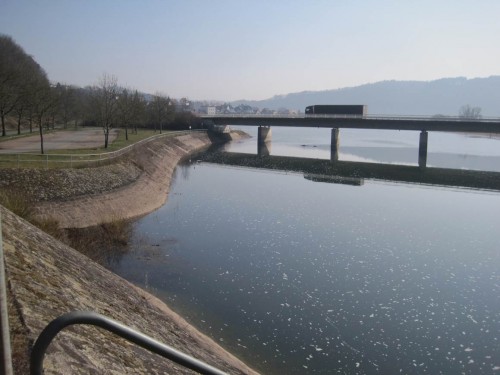 Zwischen der alten und der neuen Herzhäuser Ederbrücke - ödes Steinufer.