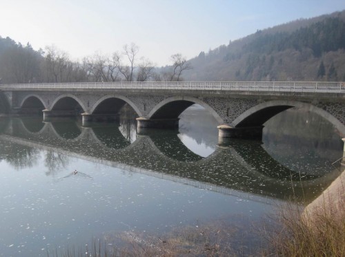 Blick zurück auf die alte Ederbrücke. Hier habe ich nach Freifallen des Flussbetts manchen Hecht, manchen Barsch, gelegentlich eine Forelle und eine Vielzahl Weissfische gefangen und dem heimischen Mittagstisch präsentiert.