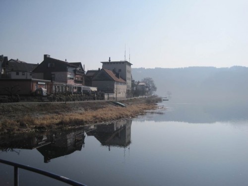 Gleich erreiche ich die Ittermündung. Gegenüber fließt aus der Herzhäuser Mühle, heute Wasserkraftanlage, eine Teilmenge Itter in den Edersee.