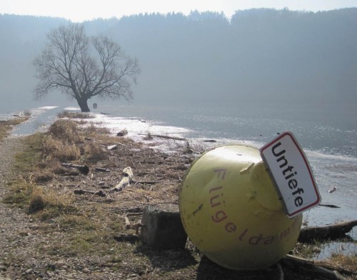 Hier ist keine Tiefe, auch keine Untiefe - angesichts ausgebliebener Schneeschmelze (wo kein Schnee ist, kann nichts kommen) liegt die Boje auf Land.