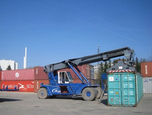 Nicht weit vom Bahnhof: Hamburg in Sicht! Container bekannter Farben.