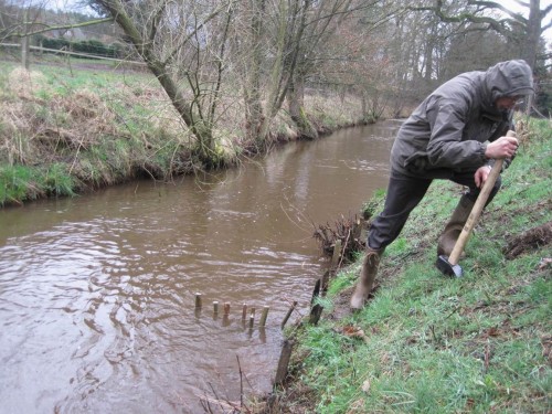 Geeignete, dünne, gerade Hölzchen reinstecken, fest in die gewünschte Höhe um Mittelwasser runterklopfen - fertig.