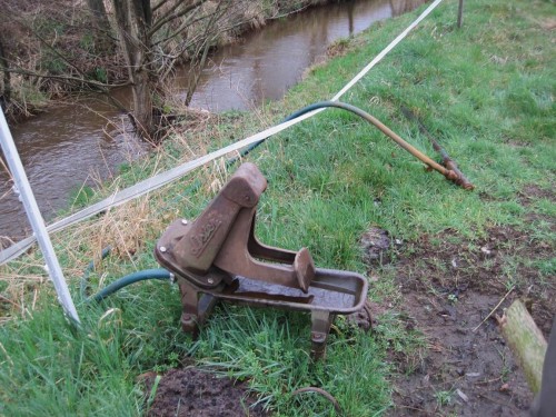 Bis das Vieh auf die Weide kommt, dauert es noch eine Weile - die Selbsttränke, gutes Mittel zum Vermeiden von Ufererosion durch Viehtritt, steht schon bereit.