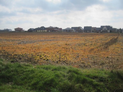 Was wohl die Eltern der hier neu wohnenden kleinen Kinder über ihre Nachbarschaft denken? Ach, vielleicht vertrauen sie einfach der Lobby-Propaganda, dass Glyphosat (da ist aber noch allerhand beigemixt) dem Menschen überhaupt nicht schadet.