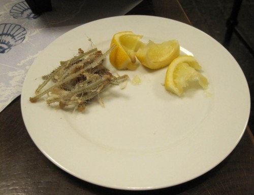 So zum Beispiel kann das Ende des Genusses aussehen. Kaum zu glauben, wie wenig Profi-Arbeit von 20 Fischen übrig lässt.