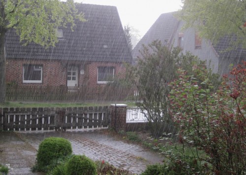 Wie gut, dass wir unter Dach sind, schon sind Starkregen und Hagel über uns und um uns rum.