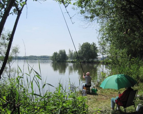 Und hier sitzen dann die versierten Frauen - hier wird, mit langer Stipprute, Fisch gefangen.