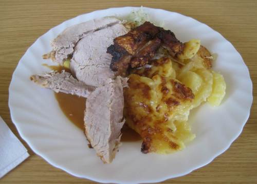 Das Essen ist ausgezeichnet - bestes Fleisch vom Spanferkel. Kleine Info dazu: es ist gesünder, als es aussieht, ein hervorragender Krautsalat verbirgt sich dem Fotografen.