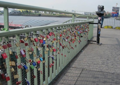 Ich reise über Landungsbtücken an. Ok, die Schlösser-Mode reisst hier das Geländer noch nicht ab.