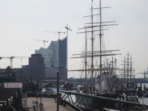 Da hinten irgendwo liegt unsere Barkasse - vor der geldverschlingenden Dauerbaustelle Elb-Philharmonie, hinter den Museumsschiffen Rickmer Rickmers und Cap San Diego.