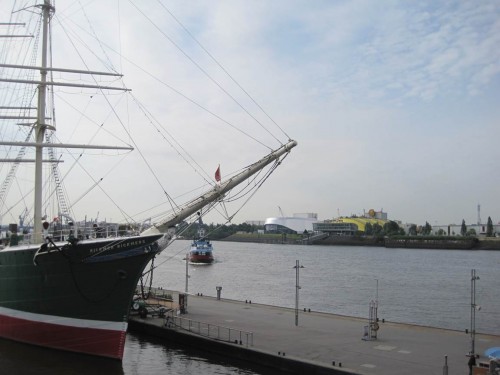 Am Südufer, jenseits der Rickmer Rickmers, warten die Musical-Hallen auf abendliche Gäste.