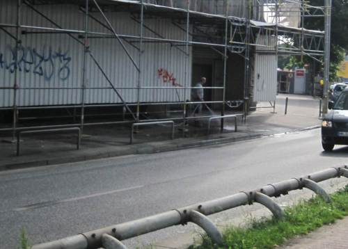 Bei der Umrundung der Hochwasserschutzbaustelle muss ich runter auf die Straße. Was ist DAS denn? Wasser statt Besen - mediterraner Umgang mit dem kostbaren Nass. - Leute, lernt mal dazu!