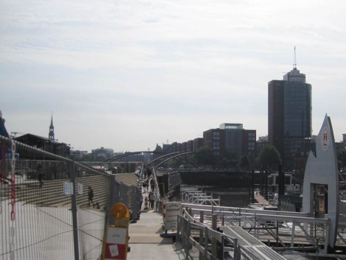 Wieder diesseits der Hochwasserschutzbaustelle, Barkassenanleger erreicht - von fern nahen die anderen, angekommen am U-Bahnhof Baumwall.