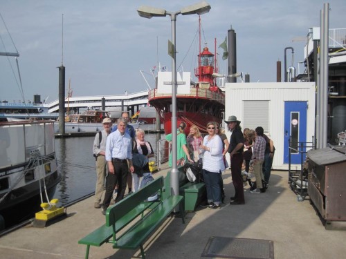 Gleich hinterm Feuerschiff finden wir unsere Barkasse.