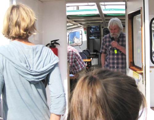 An Bord begrüßt uns zur Rundfahrt Herbert Nix, erfahrener Streiter für eine bessere Elbe.