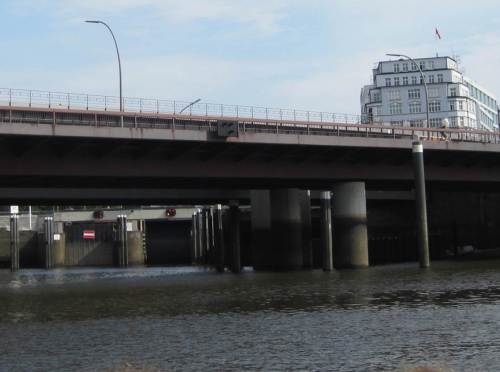 Blick gen Norden - alles auf Rot an den Schleusen zur Alster, kein Durchkommen für Wanderfische.
