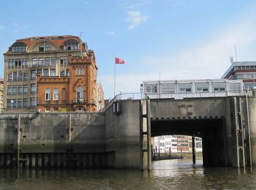 Nun gucken wir, noch ziemlich Tideniedrigwasser, ins Nikolaifleet hinein, fast identisch mit dem früheren Alstermündungsmäander. Hier sollen mal die Wanderfische durch, wenn die Alsterfischpässe fertig sind.