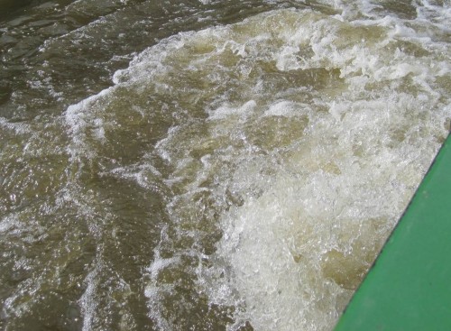 Die Barkasse wirbelt ordentlich Wasser beim Drehen. Zur Sauerstoffanreicherung reicht das gleichwohl nicht.
