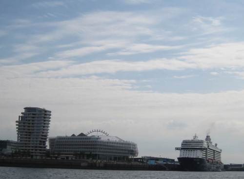 Noch was zum Kotzen - die vielbeschworenen, beworbenen Traumschiffe. Die schwarze Rauchfahne zeigt, was verbrannt wird - Schweröl, der letzte Abfall, den es zu entsorgen gilt. Zu Lasten von Gesundheit, Bauwerken, Umwelt, Meer?