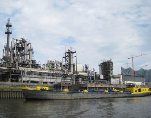 Vorbei an einer Raffinerie ...