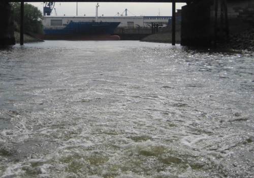 ... wirbeln wir durch alte Hafenkanäle.