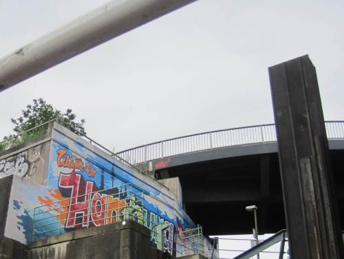 Zur Erinnerung - wir sind weiter auf Hafenrundfahrt. "Welcome to Hamburg."