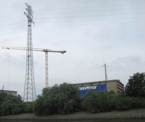 Greenpeace ist auch vertreten zwischen Technik und Grün. Irgendwie habe ich das Gefühl, die waren früher mal vor Ort aktiver.