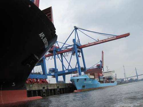 Oha, das sind mal Größenverhältnisse. Wir sind an einem Container-Terminal im Köhlbrand, wie die Süderelbe hier heisst, angekommen - "Altenwerder" erinnert an das historische Bauern- und Fischerdorf, das hier weichen musste.