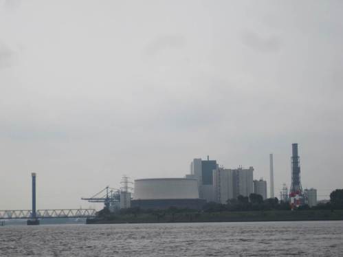 Streitobjekt Vattenfall-Kohlekraftwerk Moorburg - Novum flacher Kühlturm. Irgendwie wird man den Küstenklatsch-Spruch nicht los, eine Umwelt-Staatsrätin hätte Vattenfall diesen Großklotz durch Verdopplung ursprünglicher Pläne angeraten.