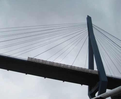 Wir passieren das Jahrhundertbauwerk Köhlbrandbrücke - nach 40 Jahren Standzeit in Abriss- und Ersatzdiskussion.