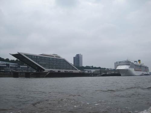 Wir erreichen die Norderelbe am Zusammenfluss mit der Süderelbe / dem Köhlbrand. Spitze Leistung, Architekten! - Und wieder ein so genanntes Traumschiff.