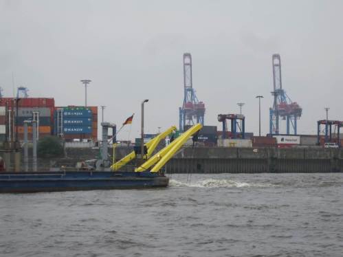 Akke in Aktion. Nachfrage beim Schiffsführer bestätigt, es herrscht Flutstrom. - Wieso, sollen Sedimente etwa elbaufwärts, Richtung Hafen, verlagert werden? - Man wundert sich.