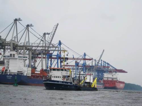 Tatsächlich, es ist das Baggerschiff Akke, das mit Wasserinjektion Sedimente in Bewegung setzt. Wird in Hafenbecken gearbeitet, nennt man das "Schlick-Eggen". - Der Fluss macht dann irgendwas damit.