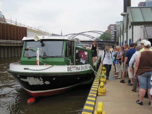 Wir steigen aus. Das war eine äusserst informative Fahrt - und das Wetter hat auch gehalten. Eine neue Gruppe wartet schon auf die nächste Rundfahrt.