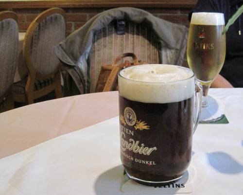 Wer sich, da ich den Zander nun schon gezeigt habe, für die Örtlichkeit des Genusses interessiert, forscht am Besten, wo es Landbier als Halben gibt.