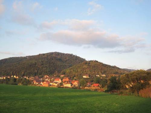 Am gegenüberliegenden Weserufer liegt Rühle, Ausgangspunkt für Wanderungen in die "Rühler Schweiz", in der Abendsonne.