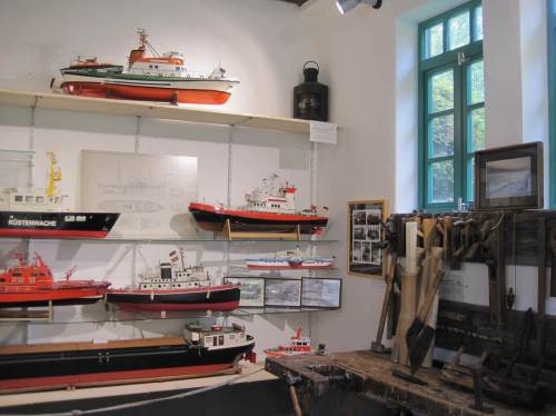 Im Erdgeschoss sind Schiffszimmererwerkzeuge und Schiffsmodelle als Beispiel örtlichen Schiffbaus zu sehen.