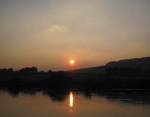 Herbstlicher Sonnenuntergang westlich der Weser, Blick von Rühler Buhnen.
