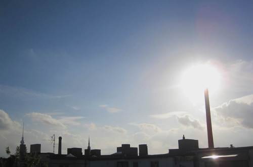 Die Sonne lässt sich auch nicht lumpen - fast sieht es aus, als sei der Schornstein der Kulturbrauerei explodiert.