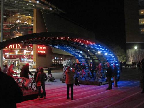 Nachdem wir die Blauen Männer mit ihrem vielfältigen Programm genossen haben, ist es dunkel.