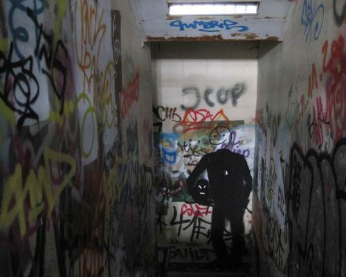 Man begegnet so Allerlei, hier ein Kerl mit dem Kopf unterm Arm.