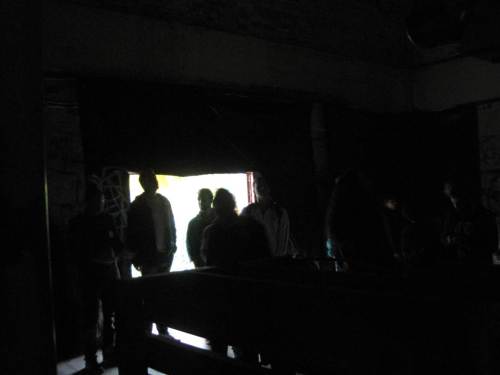 Innen ist es meist beleuchtet. Gut beraten ist man dennoch, eine Taschenlampe dabei zu haben - wohl denen mit Mobiltelefon, die sind heutzutage ja zwangsbeleuchtet.