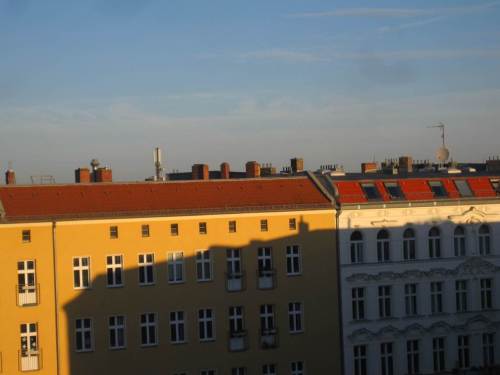 Nach und nach erobert die Sonne die Straßenschluchten.