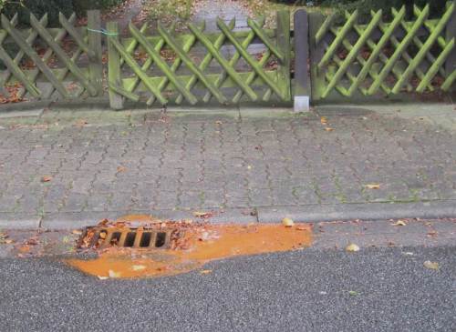 Meine Güte, da entsorgt jemand "fett" Eisenschlamm ins Regensiel - auf direktem Weg ins nächste Bächlein, Lebensraum der Forelle, so sie nicht akut oder chronisch gekillt wird.